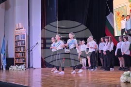 Петрич - 77-години средно училище „Никола Вапцаров“