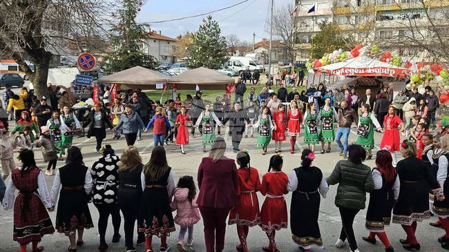 За пръв път в навечерието на Деня на Симеоновград се състоя коледен базар, съобщиха от общината