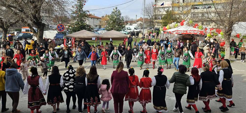 За пръв път в навечерието на Деня на Симеоновград се състоя коледен базар, съобщиха от общината
