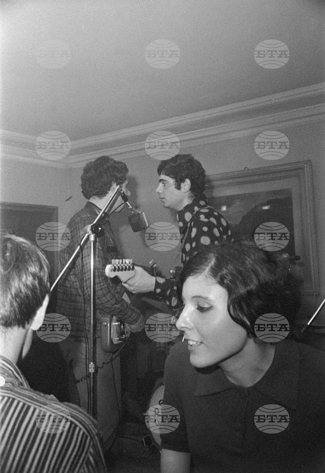 Веселие по време на бала на студентите във Висшия институт за театрално и филмово изкуство (ВИТИЗ) „Кръстьо Сарафов“  през 1968 година