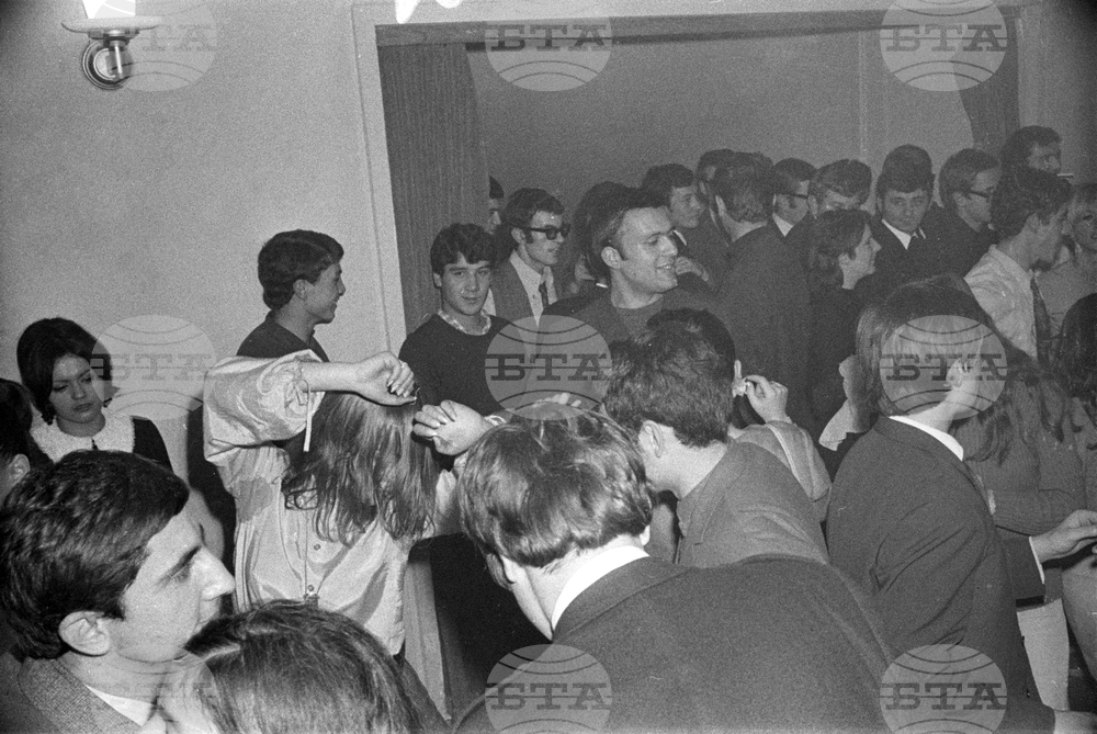 Веселие по време на бала на студентите във Висшия институт за театрално и филмово изкуство (ВИТИЗ) „Кръстьо Сарафов“  през 1968 година