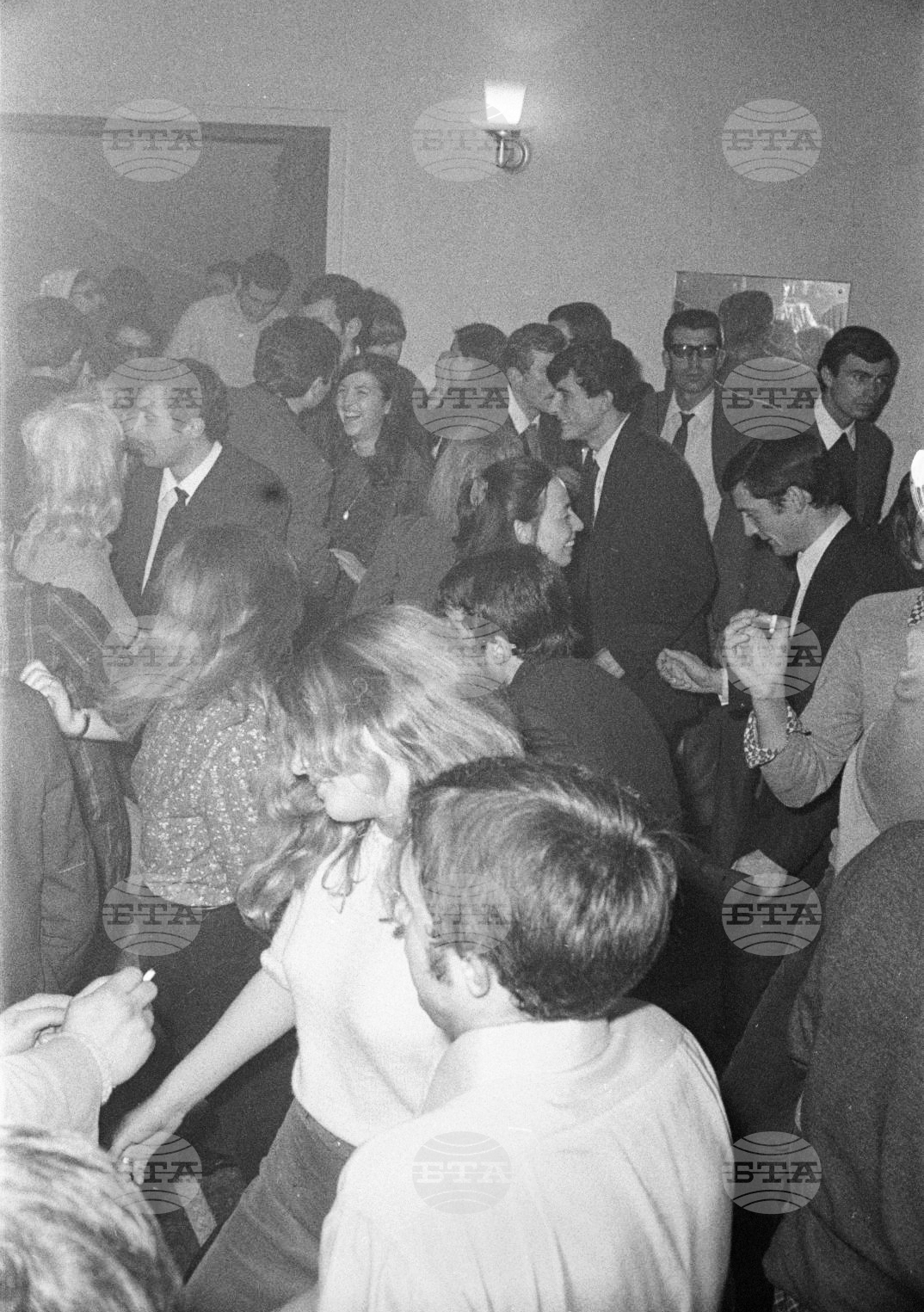 Веселие по време на бала на студентите във Висшия институт за театрално и филмово изкуство (ВИТИЗ) „Кръстьо Сарафов“  през 1968 година