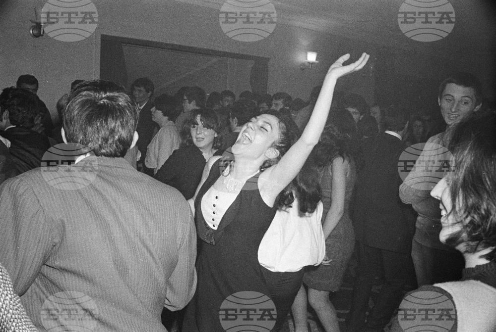 Веселие по време на бала на студентите във Висшия институт за театрално и филмово изкуство (ВИТИЗ) „Кръстьо Сарафов“  през 1968 година