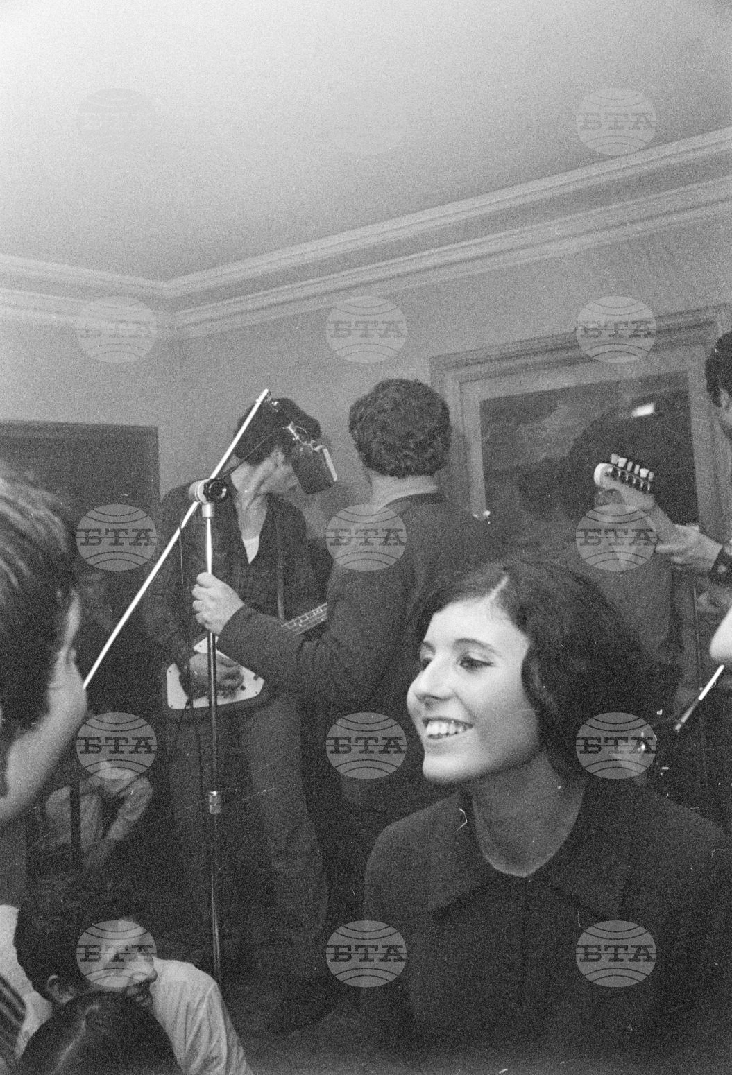 Веселие по време на бала на студентите във Висшия институт за театрално и филмово изкуство (ВИТИЗ) „Кръстьо Сарафов“  през 1968 година