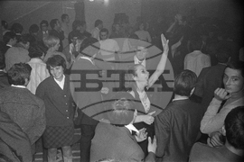 Веселие по време на бала на студентите във Висшия институт за театрално и филмово изкуство (ВИТИЗ) „Кръстьо Сарафов“  през 1968 година