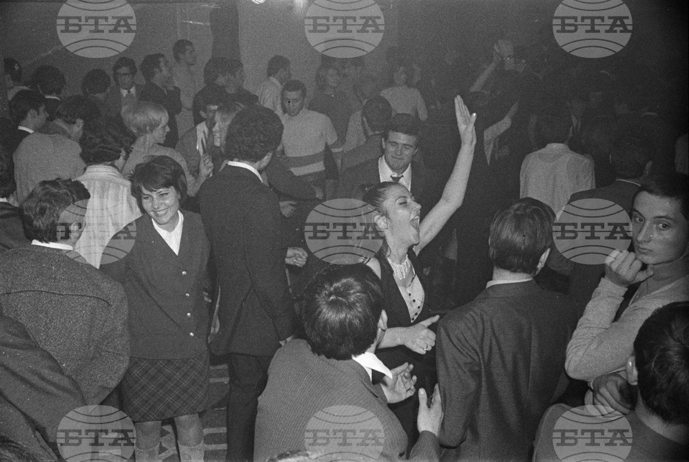 Веселие по време на бала на студентите във Висшия институт за театрално и филмово изкуство (ВИТИЗ) „Кръстьо Сарафов“  през 1968 година