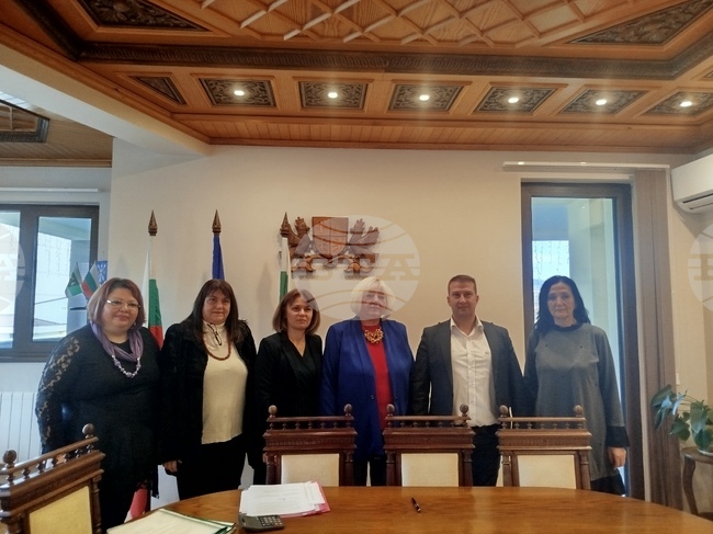 В Трявна подписаха колективни трудови договори за образованието и здравеопазването 