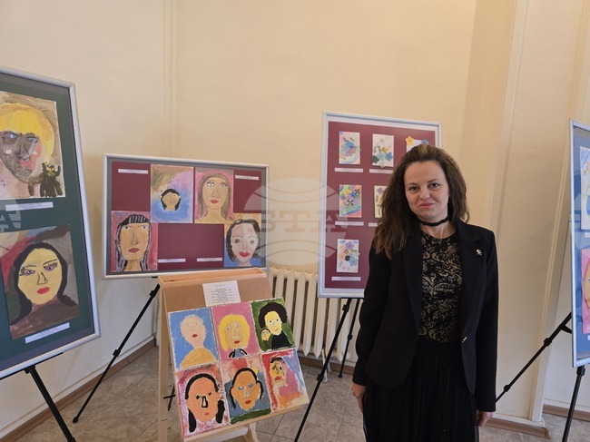 Детски творби по проект "Символите в изкуството" подредиха в плевенската галерия Дарение "Колекция Светлин Русев"