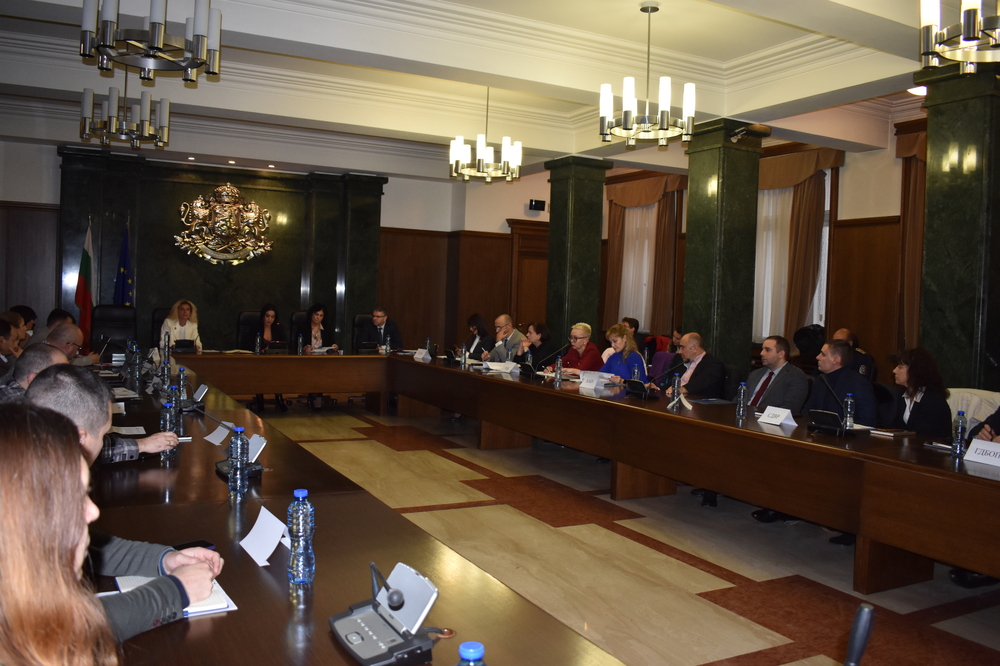 Асоциацията на прокурорите в България проведе кръгла маса на тема „Новата пандемия – райски газ-рискове за здравето, наказуемост при държане, превоз, публична употреба и шофиране под въздействие на „диазотен оксид“