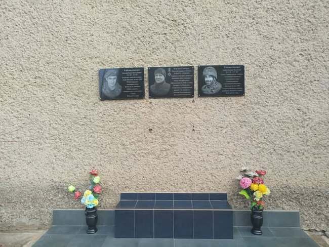 Фасадата на Кубейския лицей в Болградски район е подновена с още една паметна плоча на загинал войник от български произход