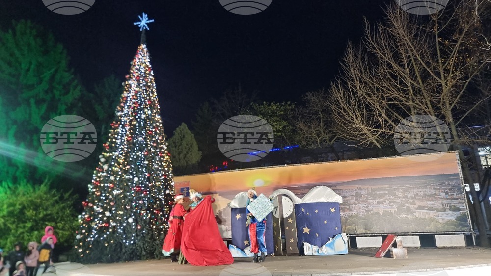 Запалиха светлините на коледната елха в Силистра