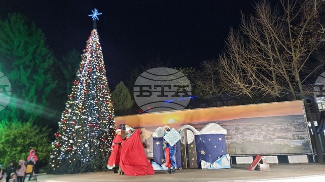 Запалиха светлините на коледната елха в Силистра