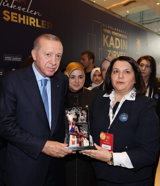 Кметът на Момчилград Илкнур Кязим връчи плакет на президента Ердоган за подкрепата при изграждането на къщата-музей на Наим Сюлейманоглу