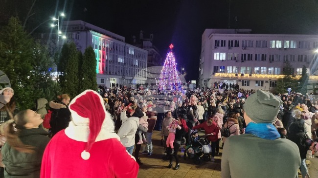 Коледната елха в Търговище грейна с Дядо Коледа и децата на града 