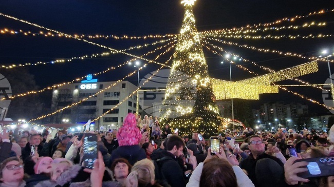 Тържествено запалиха светлините на коледната елха и откриха Коледния базар в Перник