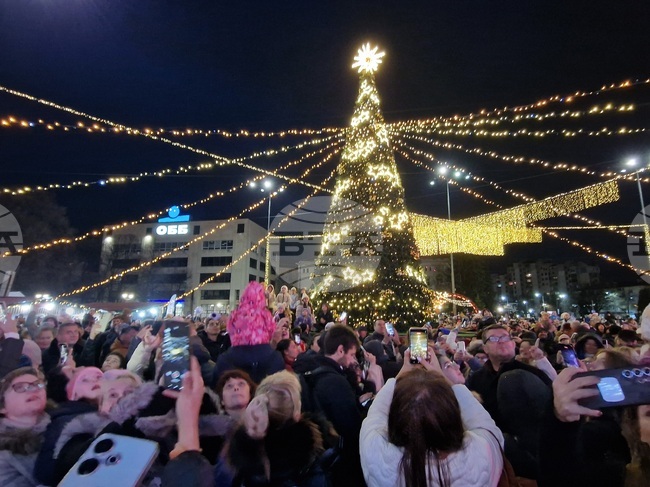 Перник - Коледeн базар - елха - празнични светлини