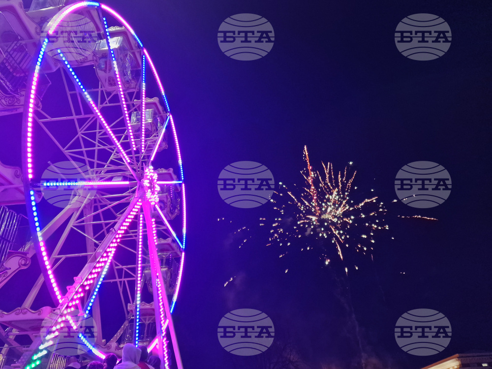 Перник - Коледeн базар - елха - празнични светлини