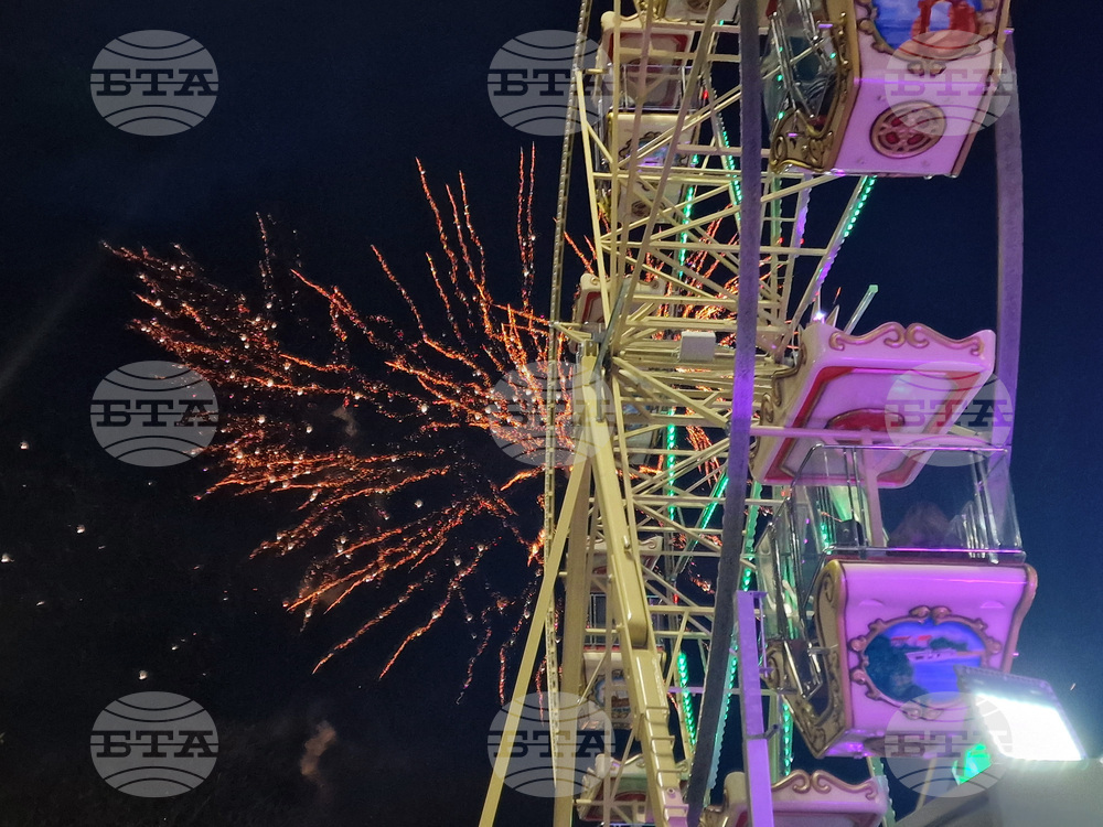 Перник - Коледeн базар - елха - празнични светлини