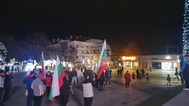 И тази вечер граждани се събраха на протест в Стара Загора с искане за оставка на правителството