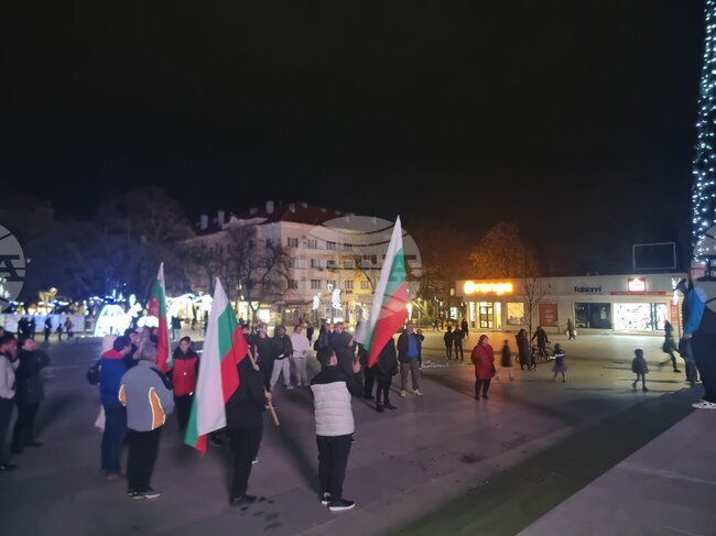 И тази вечер граждани се събраха на протест в Стара Загора с искане за оставка на правителството