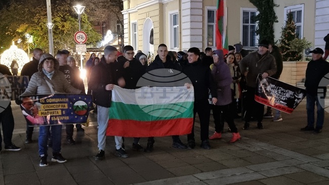 Граждани на Ямбол протестираха на централния площад в града 