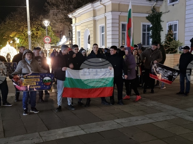 Граждани на Ямбол протестираха на централния площад в града 