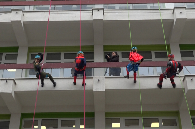 КосоваПрес: Супергерои донесоха радост на малките пациенти в Педиатричната клиника на Прищина