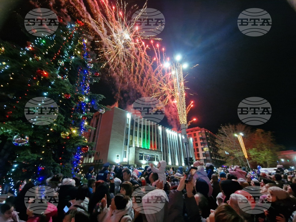 Светлините на празничната елха грейнаха на площад „Свобода“ в Хасково