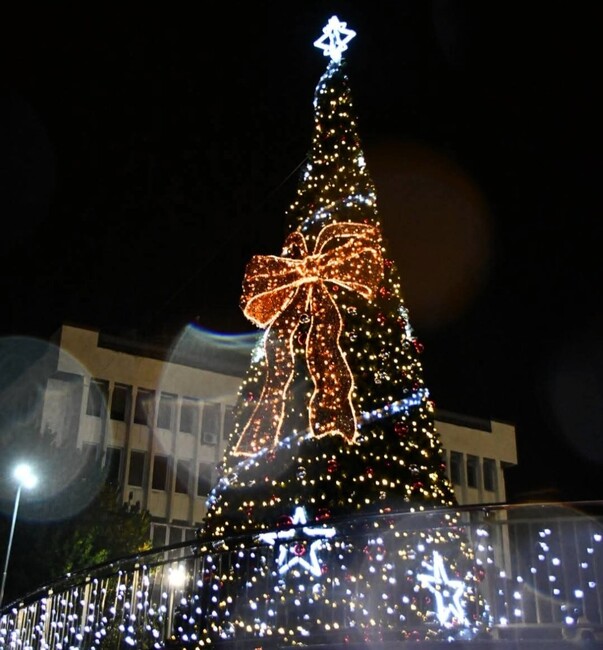 Община Асеновград: Грейнаха коледните светлини на елхата в Асеновград