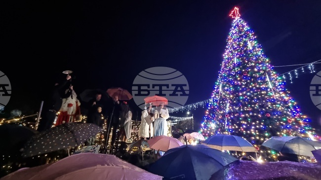 Кмет, областен управител и дядо Коледа включиха светлините на празничната елха в Кърджали