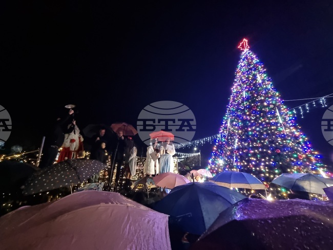 Кмет, областен управител и дядо Коледа включиха светлините на празничната елха в Кърджали