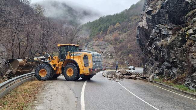 Свлачище затрудняваше движението по пътя Асеновград - Смолян
