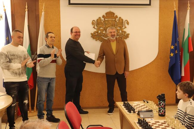 ОА Русе: Турнир по ускорен шах в Русе обедини състезатели от цялата страна, инициативата се провежда под патронажа и със съдействието на областния управител Драгомир Драганов