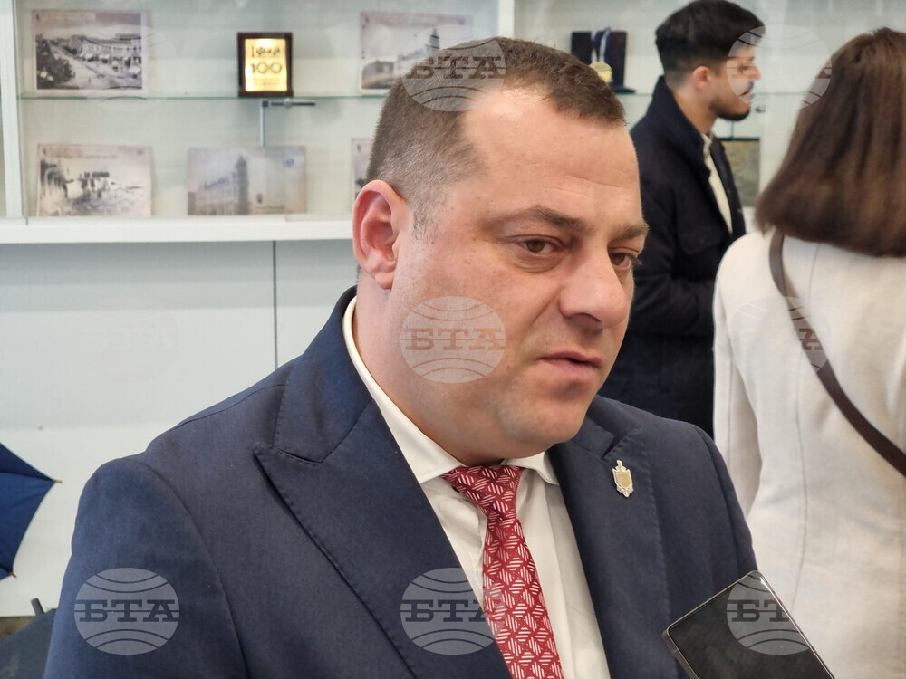 Заседналият край Ахтопол танкер е стабилизиран, каза областният управител на Област Бургас Владимир Крумов 