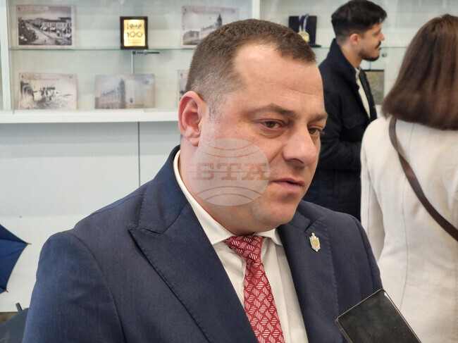 Заседналият край Ахтопол танкер е стабилизиран, каза областният управител на Област Бургас Владимир Крумов 