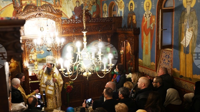 Паметта на свети Николай бе почетена в православните храмове в страната