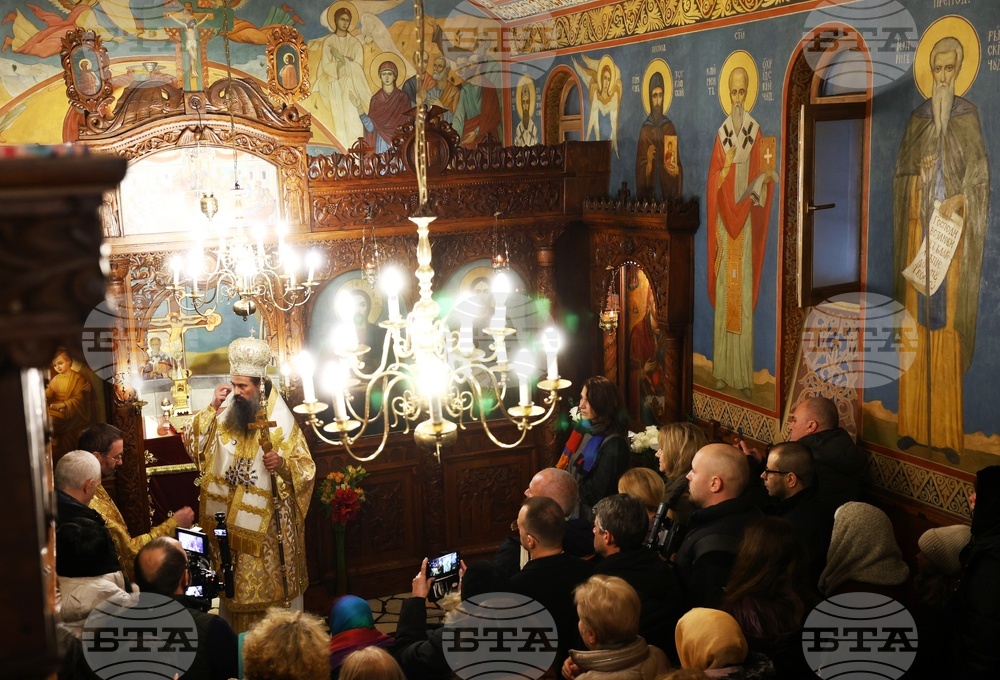 Паметта на свети Николай бе почетена в православните храмове в страната