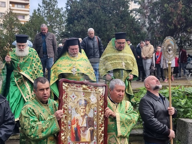 Икона с вградени мощи на свети Николай Мирликийски Чудотворец поведе литийно шествие на Никулден в Ямбол