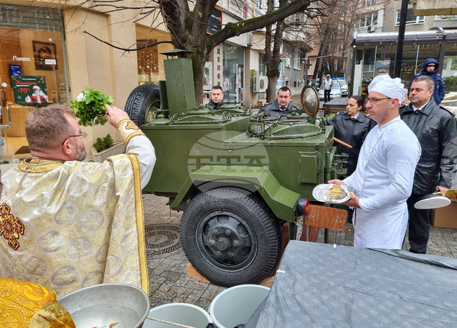 С молебен за здраве и рибен курбан варненци отбелязаха Никулден