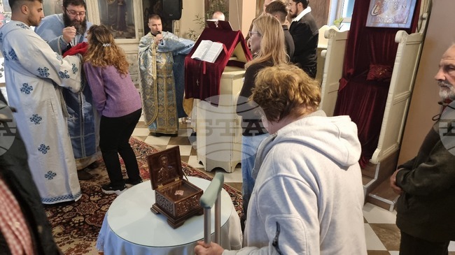 С литургия и с поклонение пред частица от мощите на Свети Николай 150-годишната едноименна църква в Русе отбеляза храмовия си празник 