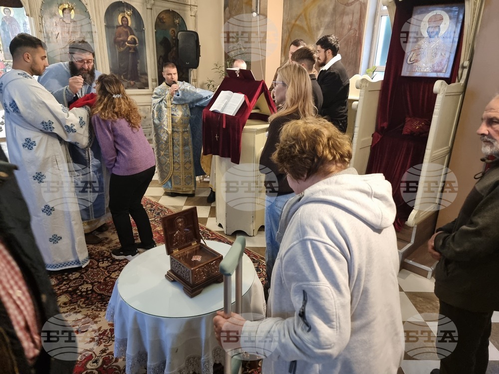 С литургия и с поклонение пред частица от мощите на свети Николай 150-годишната едноименна църква в Русе отбеляза храмовия си празник 