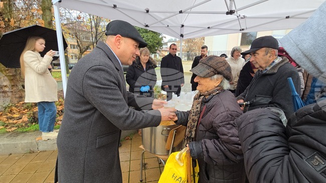 Безплатна рибена чорба бе раздадена на гражданите на Ловеч по повод Никулден