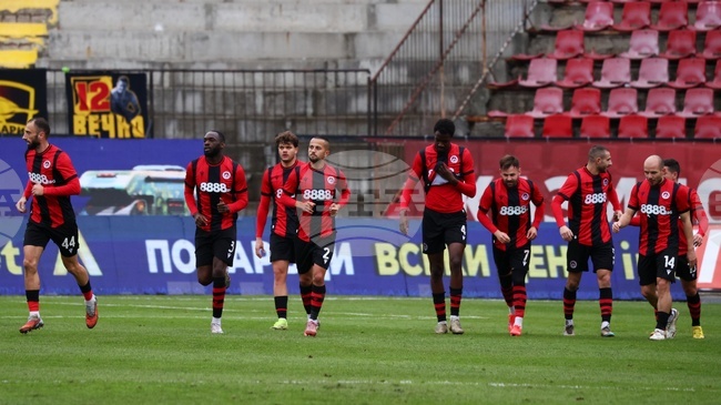 Локомотив София ще проведе в понеделник първата си тренировка за 2026 година, планира пет контроли в Анталия