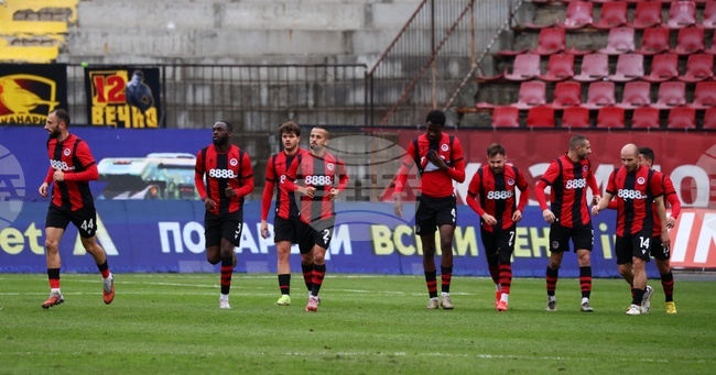 Локомотив София ще проведе в понеделник първата си тренировка за 2026 година, планира пет контроли в Анталия