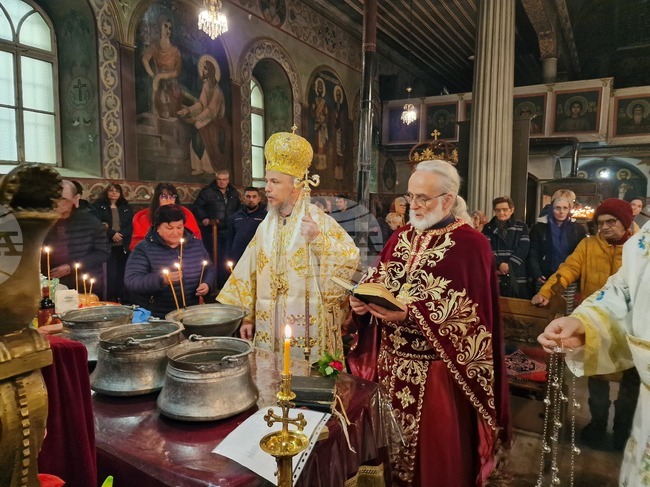 Следвайте примера на свети Николай, пазете чистотата и единството на вярата, обърна се към миряните в Разград Главиницкият епископ Макарий