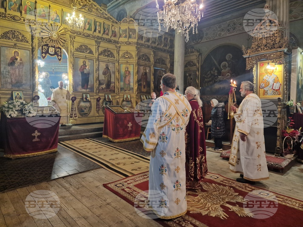 Разград - църква "Св. Николай Мирликийски Чудотворец" – света литургия
