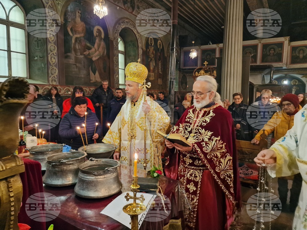 Разград - църква "Св. Николай Мирликийски Чудотворец" – света литургия