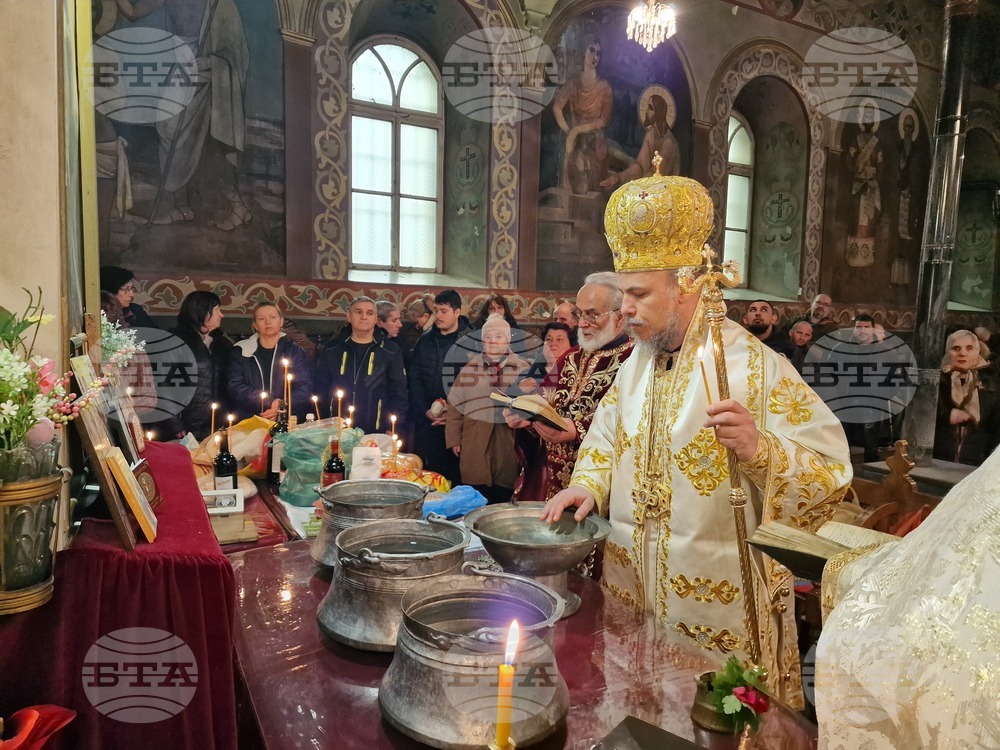 Разград - църква "Св. Николай Мирликийски Чудотворец" – света литургия