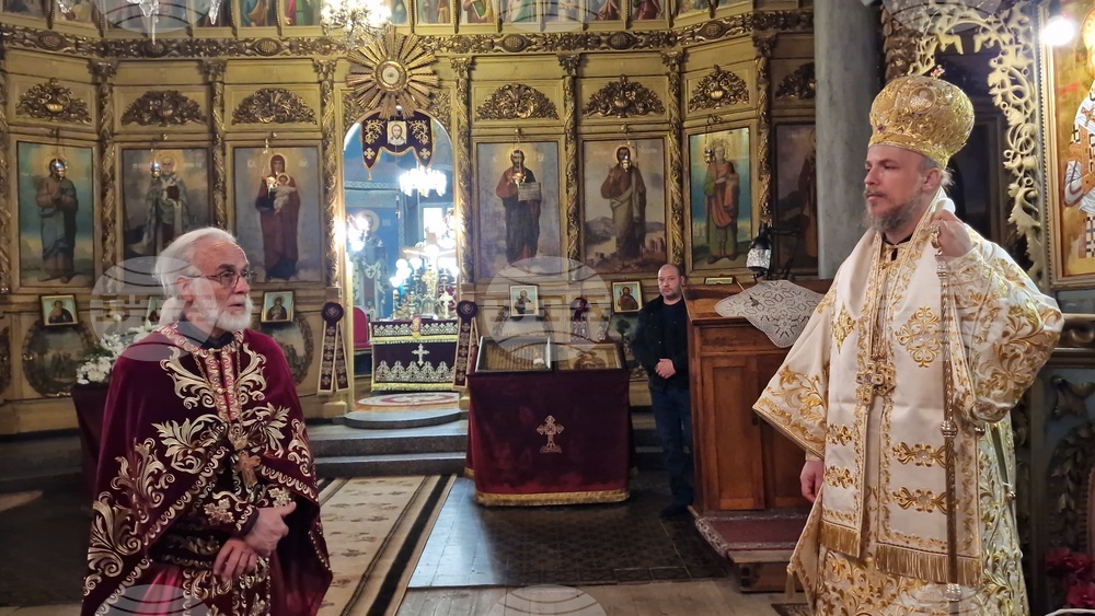 Разград - църква "Св. Николай Мирликийски Чудотворец" – света литургия