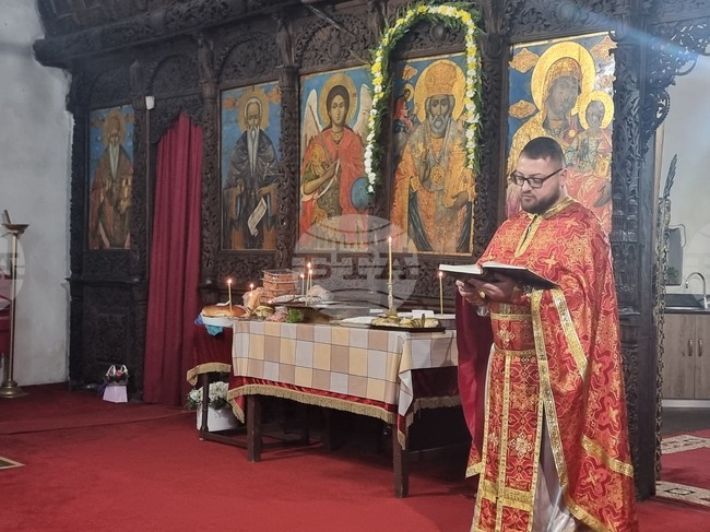 Плевен - църква "Свети Николай" - литургия